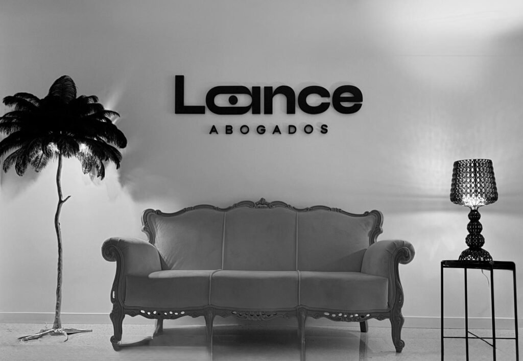 Escenario con sillon y logo